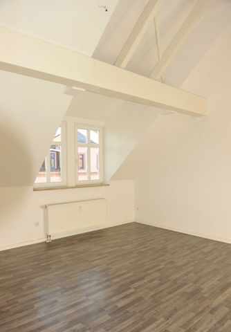 Geniale Dachgeschoss-Wohnung, zentrumsnah, mit Einbauküche und Balkon! - Photo 2