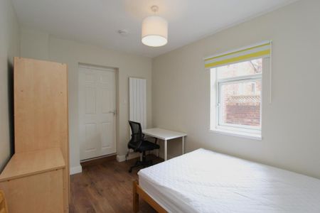3 bedroom flat to rent - Photo 4