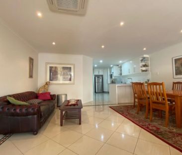 HUGE FURNISHED TOWNHOUSE - 3BR + 2BATH + ROOFTOP GARDEN! - Photo 1