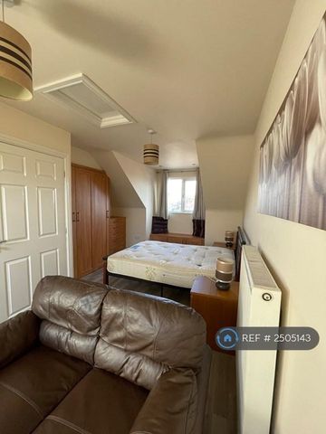 1 bedroom in a house share to rent - Photo 3
