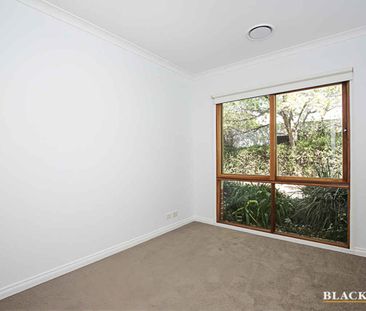 Freshly Painted Low-Maintenance Three-Bedroom Townhouse in Braddon - Photo 4