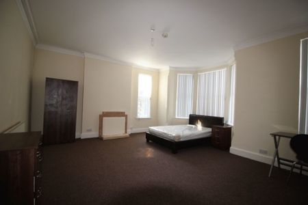 References Pending - 6 bed Semi-Detached House - Photo 3