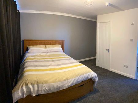 High quality refurbished en-suite rooms for professionals - Photo 3