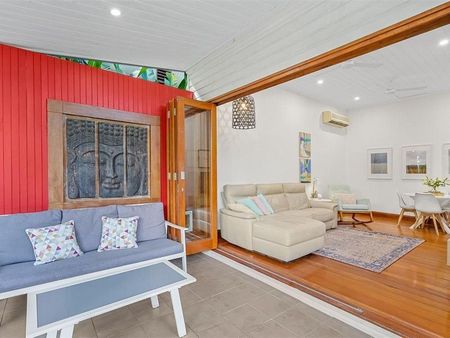 STUNNING FRESHWATER QUEENSLANDER WITH SPARKLING POOL - Photo 2