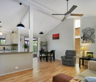 Modern 3-bedroom home in Natural setting - Photo 4