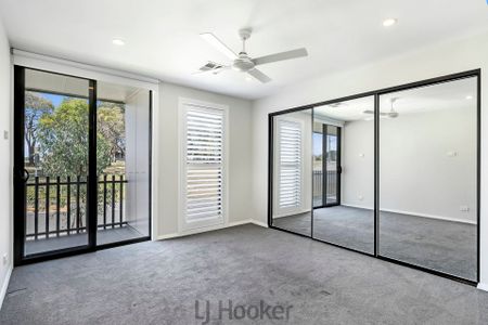 Elegant 3-Bedroom Townhouse - Designed for Effortless Living - Photo 3