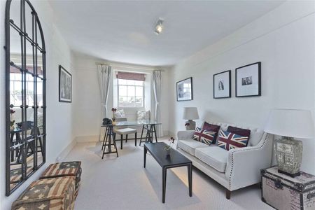 This lovely property is a Grade II listed converted bank, located in central Petworth. - Photo 2