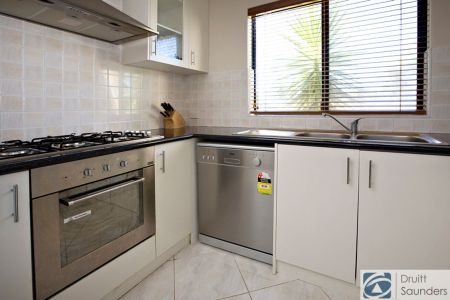 Modern Street Front Villa - Photo 5