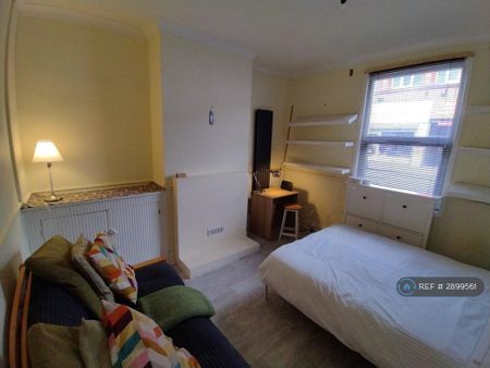 1 bedroom in a house share to rent - Photo 4