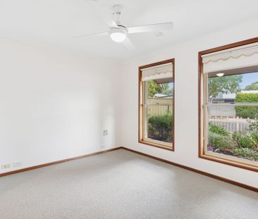 Outdoor entertainer or gardener's delight 2-bedroom property - Photo 3