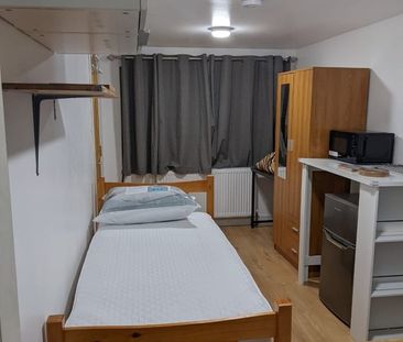 Room in a Shared House, Crownfield Avenue, IG2 - Photo 4