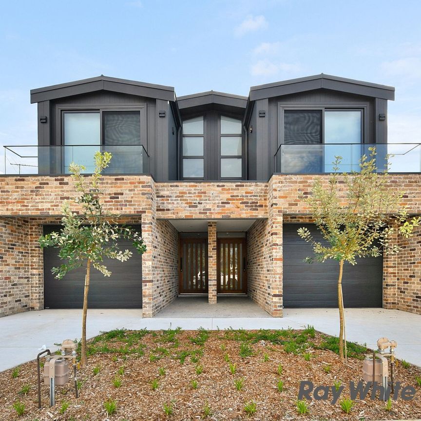 Near New 4 Bedroom Duplex In Mascot - Photo 1