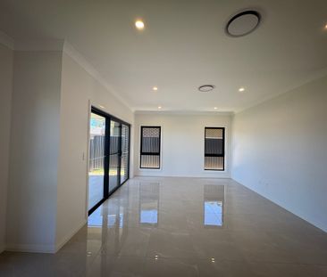 Brand New Double-Storey Home with Modern 5 Bedrooms, Two mater room... - Photo 2