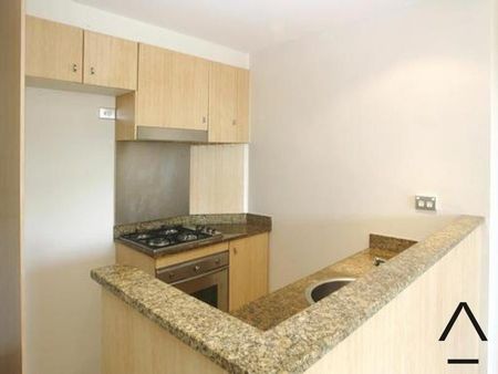 Modern One Bedroom Apartment with Private Courtyard - Photo 4