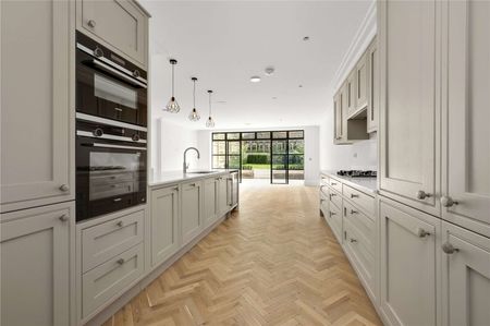 Newly built four bedroom home providing the perfect combination of London Living in a picturesque village setting - Photo 5