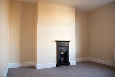 4 Bed Semi-Detached House, Bridge Grove, NG2 - Photo 2