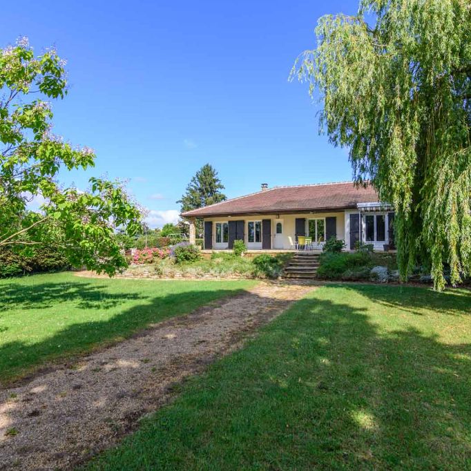 MAISON T6 à CHAMPFORGEUIL - Photo 1