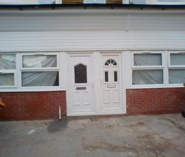 3 bedroom flat to rent - Photo 6