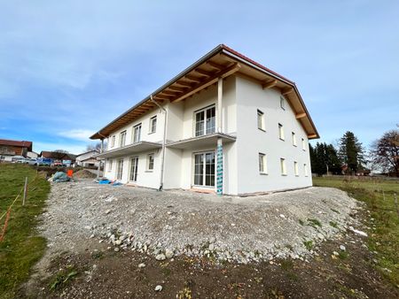 Schicke, barrierefreie 2-ZKB-Neubauwohnung in ruhiger Ortsrandlage mit Aufzug und Südbalkon - Photo 2