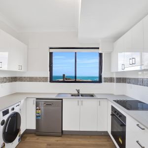 Stunning 3 Bedroom Apartment in Prime Location - Photo 2