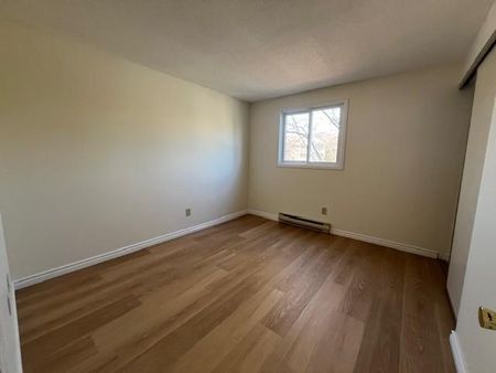 316 Kingsdale Ave. Unit 302 - 3 bed, 2 bath - Photo 3