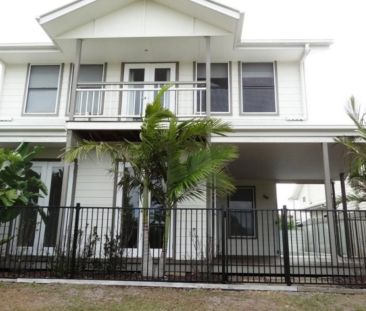 Family Home in the Beautiful Town of Seaside - Photo 3