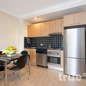 FULLY FURNISHED APARTMENT IN BOUTIQUE BUILDING - Photo 2