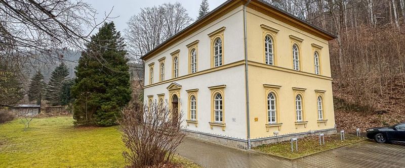 Stylische Dachgeschosswohnung mit Einbauküche in ruhiger Lage - Photo 1