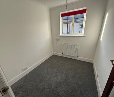 3 bedroom semi-detached bungalow to rent - Photo 3