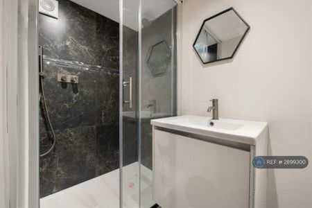 5 bedroom end of terrace house to rent - Photo 2