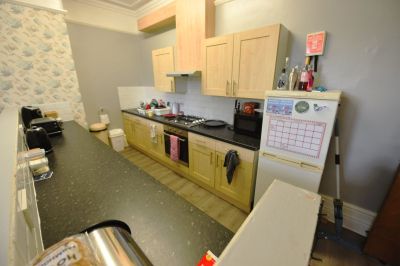 3 bedroom Flat in Wood Lane, Leeds - Photo 5