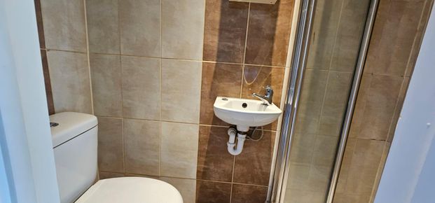 Strode Crescent, Sheerness ME12, London - Photo 1