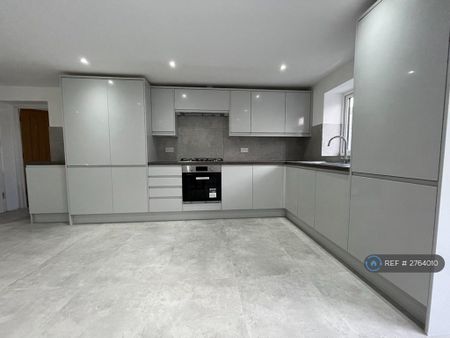 5 bedroom semi-detached house to rent - Photo 4