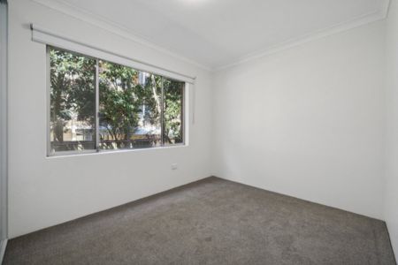 SPACIOUS GROUND FLOOR APARTMENT - Photo 2