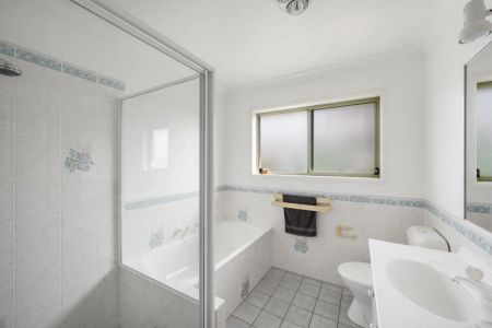 Modern 3-Bedroom Home in a Quiet Cul-de-Sac - Photo 2