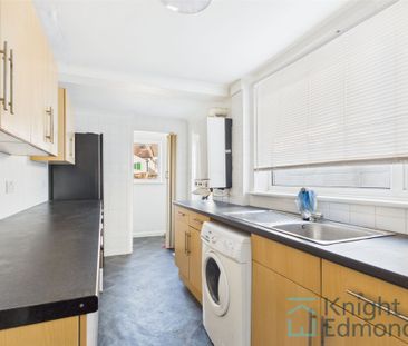 2 bed mid-terraced house to rent in Gordon Road, Gillingham, ME7 - Photo 2
