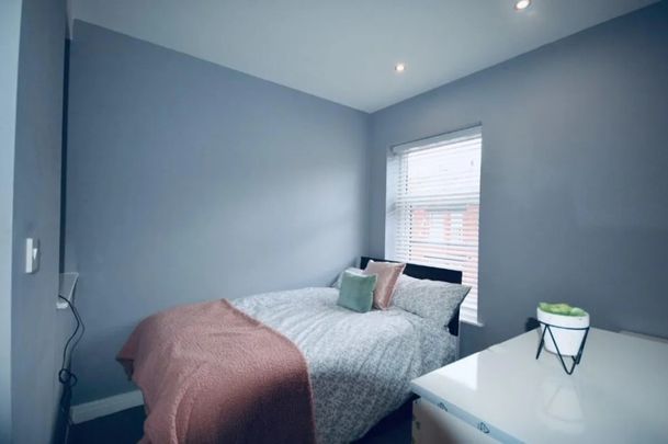 4 bedroom Semi-detached house to rent - Photo 1