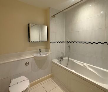 Holly Lodge, Woking, Surrey, GU22 - Photo 6