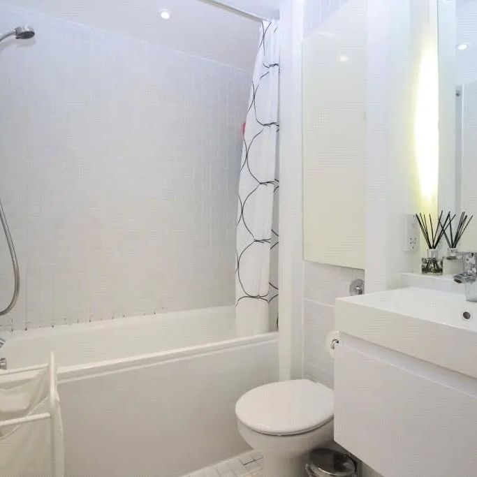 1 bedroom flat in London - Photo 1