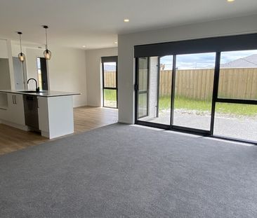 Modern Three Bedroom Home! - Photo 2