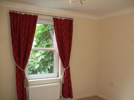 2 bedroom ground floor flat to rent - Photo 3