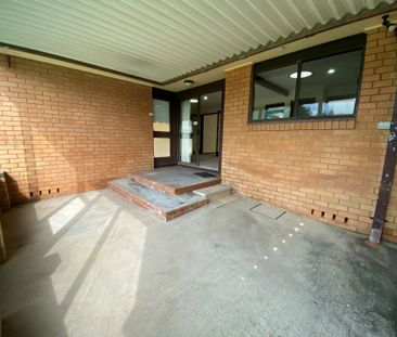 Charming Three-Bedroom Home in a Fantastic Location! - Photo 4