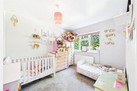 3 bedroom House in Harlech Road, Camberley - Photo 4