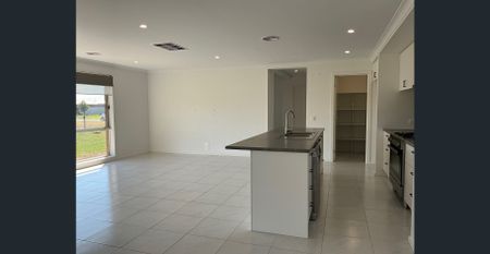 Large family home in prestigious location - lawn mowing included! - Photo 4