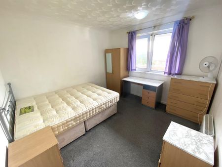 2 bedroom flat to rent - Photo 2