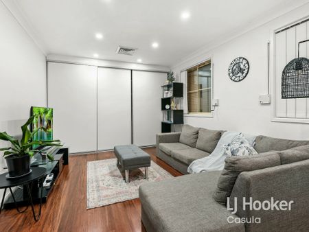 Impressive 5 Bedroom / 4 Living Zone Residence - Photo 2