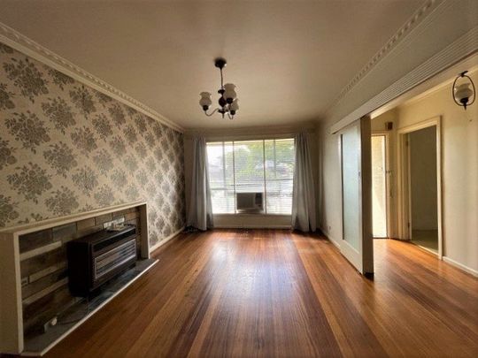 PRIME LOCATION – 2 BEDROOM UNIT IN MCKINNON SECONDARY ZONE! - Photo 1