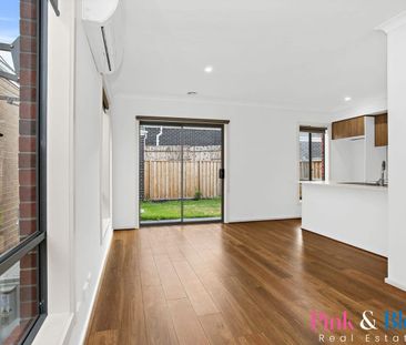 3 Bedroom Modern & Stunning Family Home for Rent! Walking distance ... - Photo 1