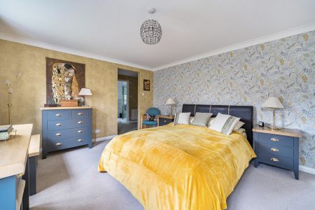 Walkers Ridge, Camberley, Surrey, GU15 - Photo 2