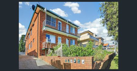 Updated 2 bedroom top floor residence - Photo 3